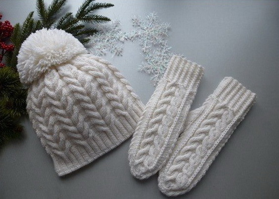 Вязание шапки спицами с косами и помпоном в комплекте с варежками "Белоснежные узоры"