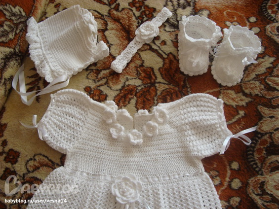 Крестильное платье крючком в комплекте с пинетками, чепчиком и повязкой