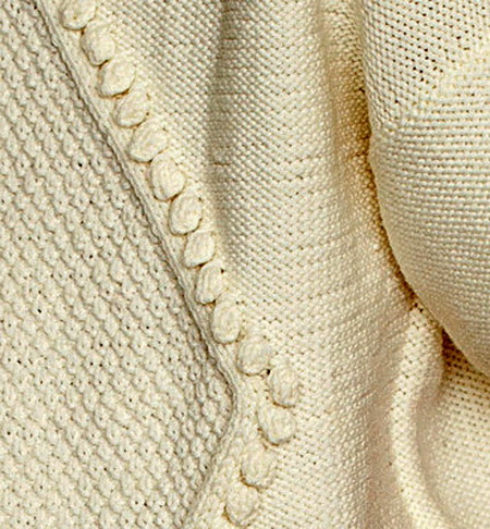 Модный пуловер спицами с ромбом